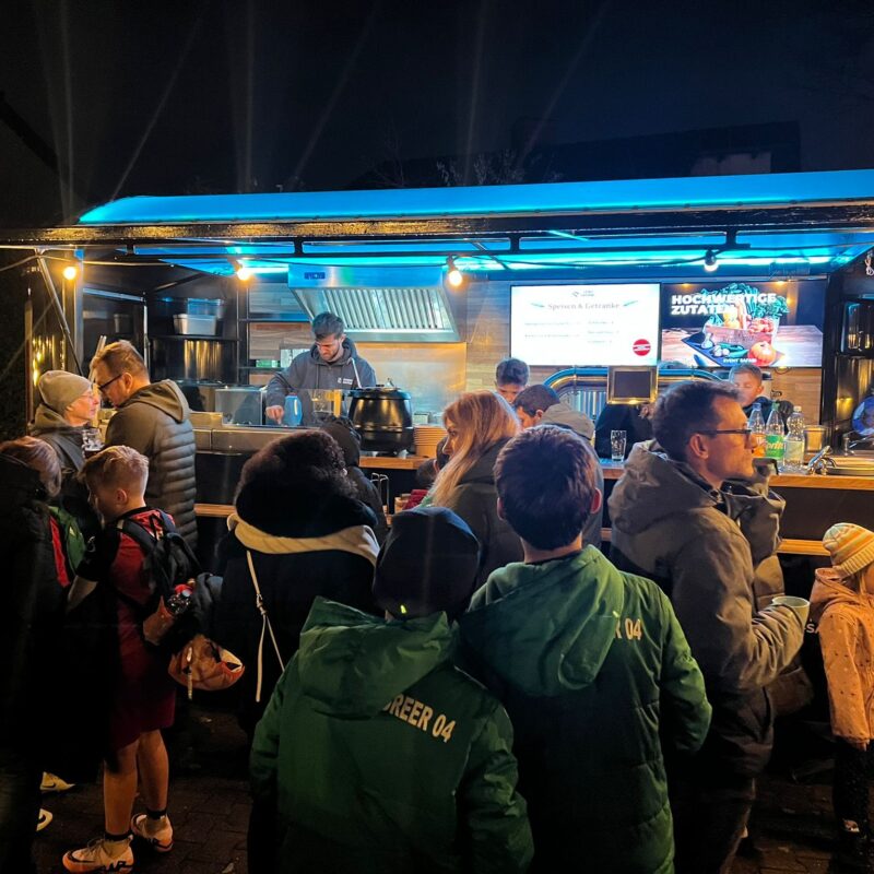 Foodtruck mit vielen Menschen davor