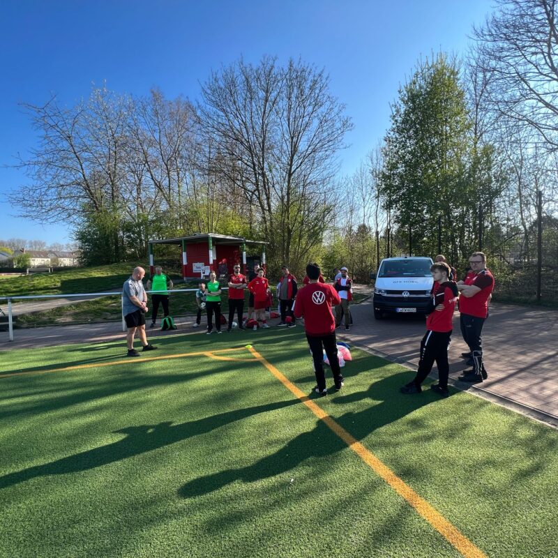DFB-Mobil an dem Kunstrasen am Hessenteich mit den Trainer der SV Langendreer 04.