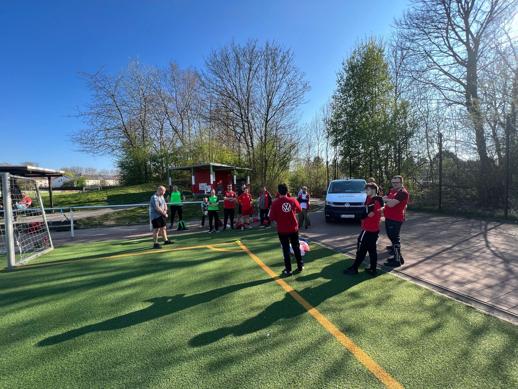 DFB-Mobil an dem Kunstrasen am Hessenteich mit den Trainer der SV Langendreer 04.