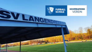 Tribünendach vor einem Fußballrasenplatz mit der Aufschrift SV Langendreer 04