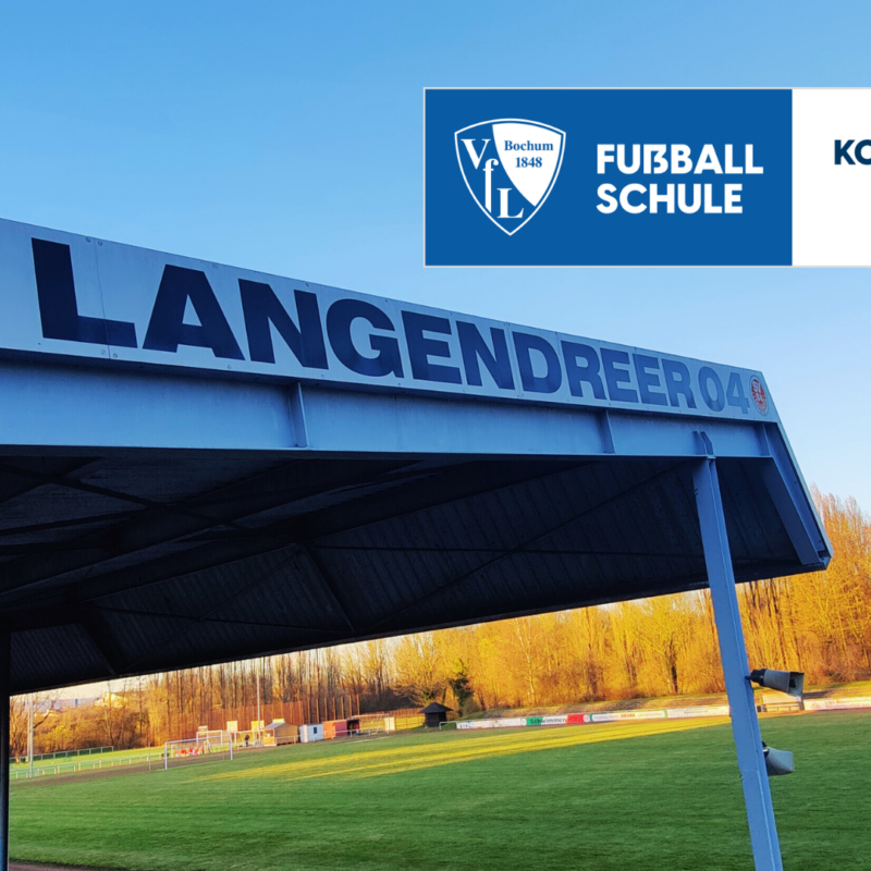 Tribünendach vor einem Fußballrasenplatz mit der Aufschrift SV Langendreer 04